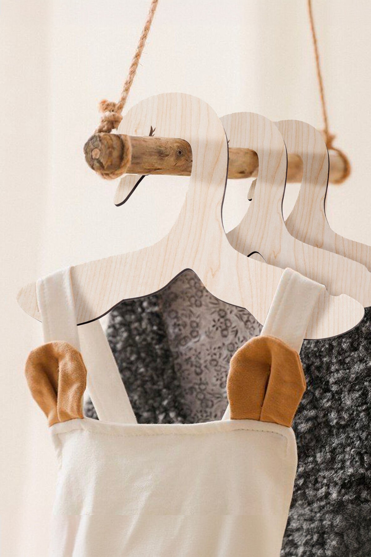 Bebekler ve Küçük Çocuklar İçin Kuğu Şeklinde Ahşap Kıyafet Askıları