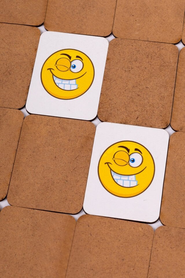 Ahşap Hafıza ve Erken eğitim Emoji Eşleştirme Oyunu Montessori Oyuncak.